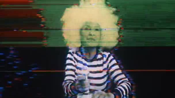 Старша жінка грає у відеоігри за допомогою джойстика — стокове відео