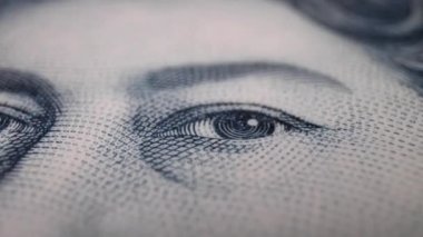 Queens 'in gözleri beş sterlinlik banknotun üzerinde.