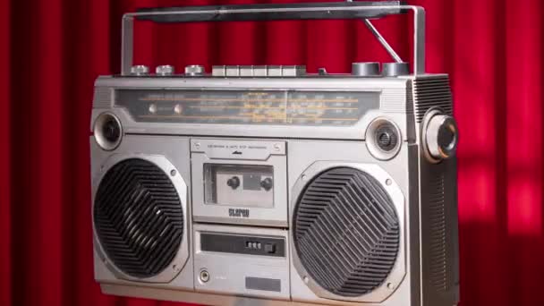 Ghettoblaster fiação agaisnt cortina de veludo vermelho — Vídeo de Stock