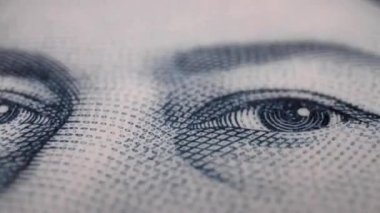 Queens 'in gözleri beş sterlinlik banknotun üzerinde.