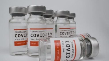 Beyaz arka plana karşı covid-19 aşısı şişeleri 