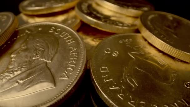 Rotující 1oz zlatých krugerandských mincí — Stock video