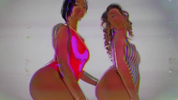 Zwei Frauen im Bikini bewegen sich im Takt — Stockvideo