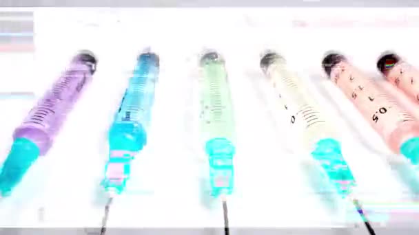 Strzykawka medyczna z kolorowymi płynami — Wideo stockowe