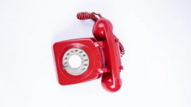Kırmızı klasik bir döner telefon uzaklaşıyor.
