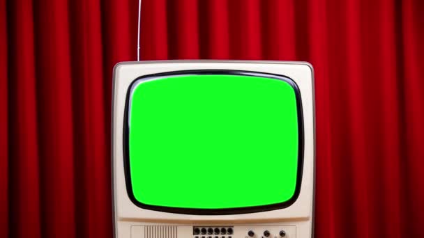Ретро-телевизор с зеленым экраном против бархатной занавески — стоковое видео