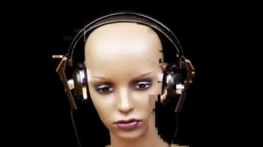 Kafasında kulaklık olan bir manken kafası.