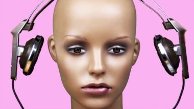 Kafasında kulaklık olan bir manken kafası.