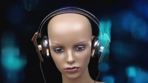 Schaufensterpuppenkopf mit Kopfhörern, die auf und neben ihrem Kopf pulsieren — Stockvideo