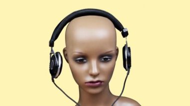 Kafasında kulaklık olan bir manken kafası.