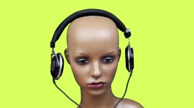 Kafasında kulaklık olan bir manken kafası.