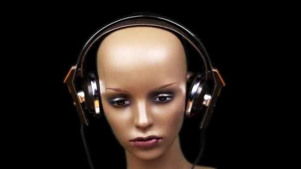 Schaufensterpuppenkopf mit Kopfhörern, die auf und neben ihrem Kopf pulsieren — Stockvideo