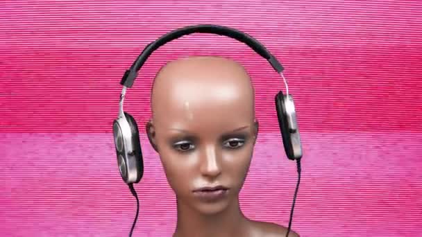 Tête de mannequin avec écouteurs pulsant sur et hors de sa tête — Video