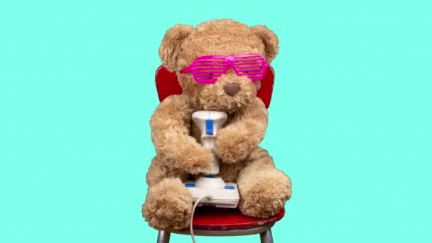 टेडी भालू कंप्यूटर जॉयस्टिक के साथ खेल रहा है — स्टॉक वीडियो