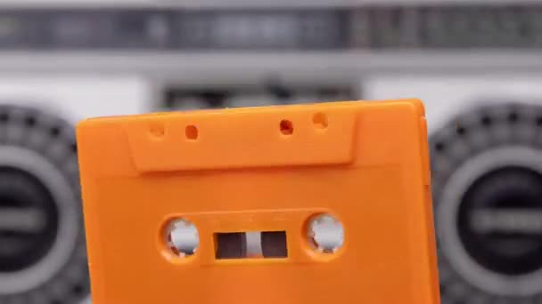 Cassette tape komt uit stereo hifi — Stockvideo