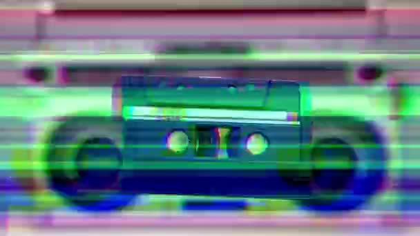 ステレオハイファイから出てくるカセットテープ — ストック動画