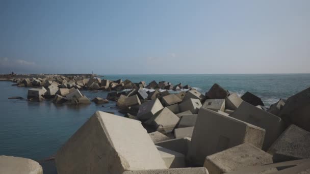 Rocas en forma de cubo por costa barcelona — Vídeo de stock