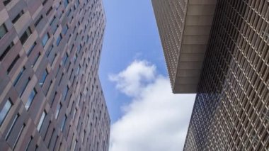 Gökdelenlerin üstündeki bulutların zamanlaması