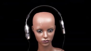 Kafasında kulaklık olan bir manken kafası.