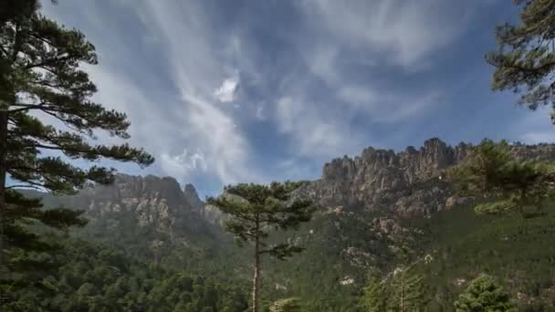 Voor- en achteruit tijdapsis van bavella canyon in Corsica — Stockvideo