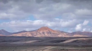 Timanfaya Ulusal Parkı üzerindeki bulutların zamanı.