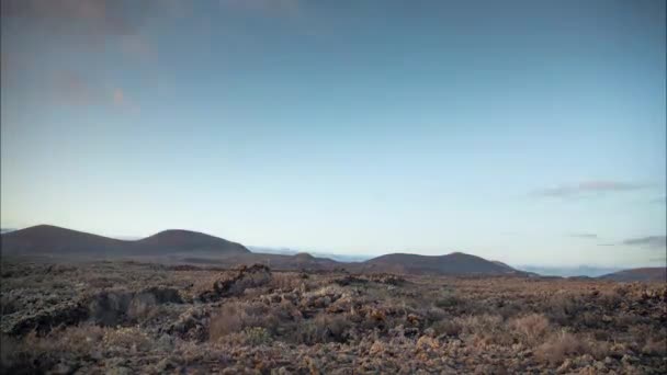 Timelapse de nubes sobre el desierto Parque Nacional de Timanfaya. — Vídeos de Stock