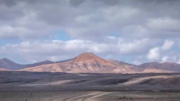 Timelapse of clouds over desert Timanfaya National Park. — Stock Video
