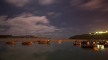 Moulay Bousselham Fas 'ta. Gece sular yükselip alçalıyor.
