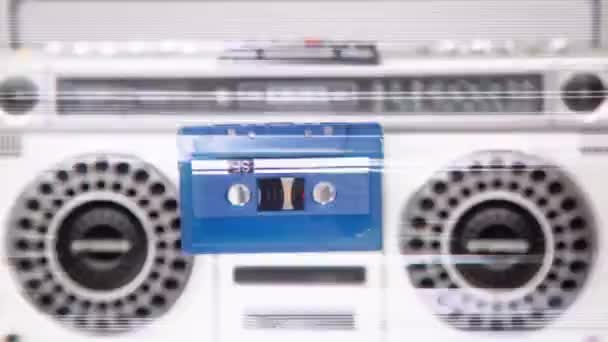 Cassette tape komt uit stereo hifi — Stockvideo