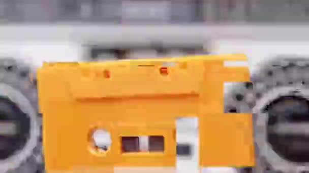 ステレオハイファイから出てくるカセットテープ — ストック動画