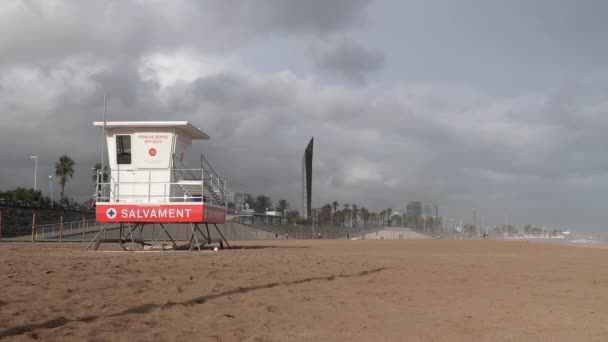 Torre de salva-vidas na praia de Barcelona — Vídeo de Stock