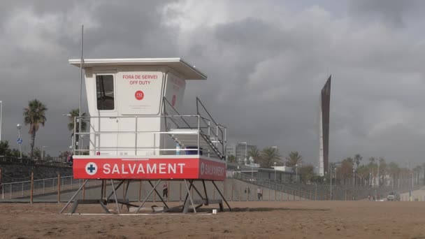Torre de salva-vidas na praia de Barcelona — Vídeo de Stock