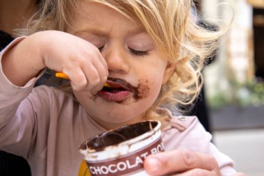 Bebeğim çikolatalı dondurma yiyor.