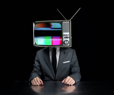 Kafasında TV olan takım elbiseli bir adam.