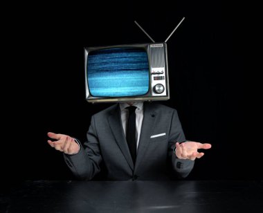 Kafasında TV olan takım elbiseli bir adam.