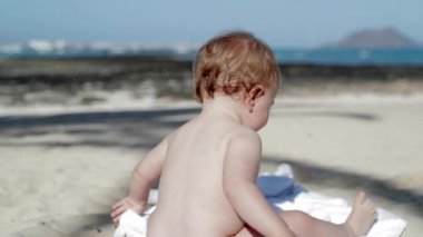 # Yazın sahilde bir kız bebek #