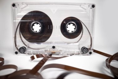 Yerde manyetik bant olan temiz bir kaset.