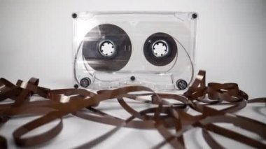 Kaset kameraya doğru ilerliyor.
