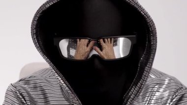 Hacker yansıtıcı güneş gözlüğü takıyor.