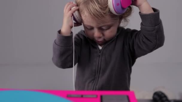 A kislány fejhallgatót visel lemezjátszóval — Stock videók