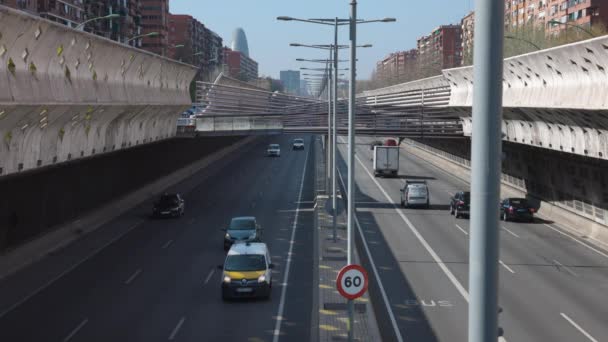 Verkeer in oma via, barcelona, spanje — Stockvideo