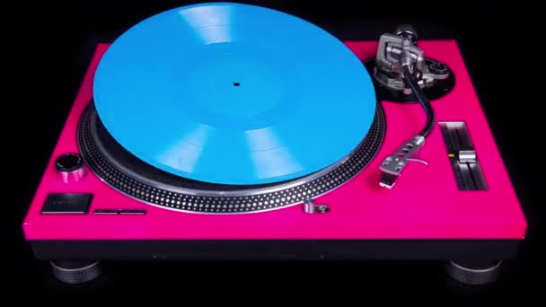 Blauw vinyl en roze dj draaitafel stop beweging — Stockvideo