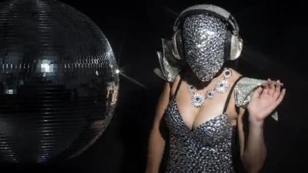 Danser med diamant dækket ansigtsmaske – Stock-video