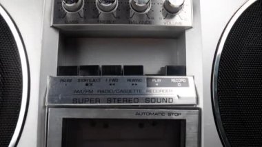 Retro ghettoblaster stereo sözcüğe yakınlaşıyor