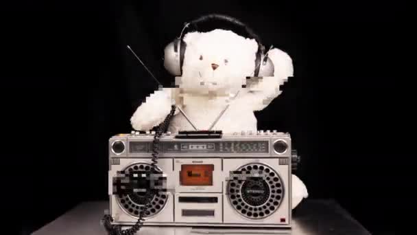 Urso de peluche ouvindo música em um ghettoblaster — Vídeo de Stock