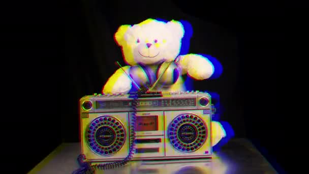 Teddybär hört Musik auf einem Ghettoblaster — Stockvideo