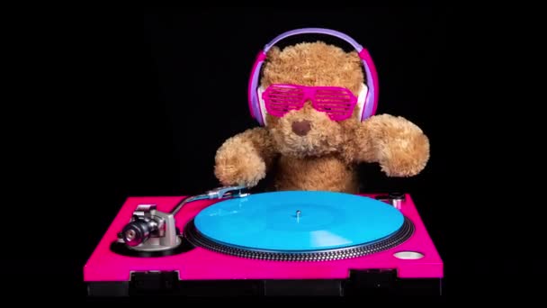 Teddy björn djing på skivspelare med hörlurar — Stockvideo