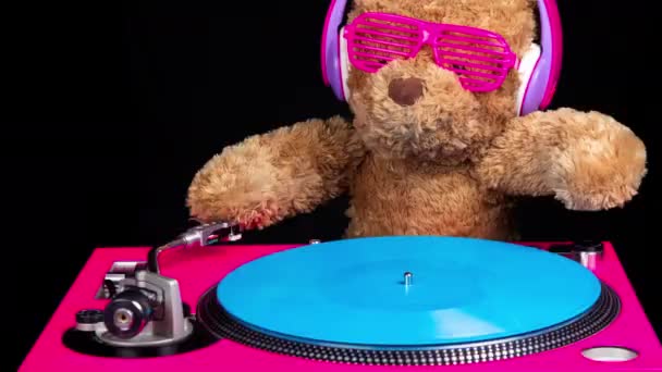 Teddy urso djing em gira-discos com fones de ouvido — Vídeo de Stock