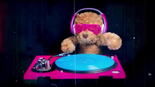 Osito de peluche djing en tocadiscos con auriculares — Vídeos de Stock