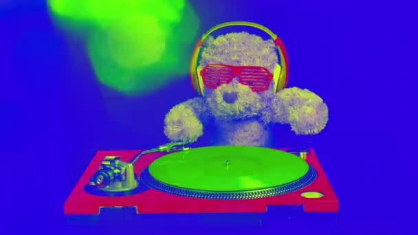 Teddy björn djing på skivspelare med hörlurar — Stockvideo
